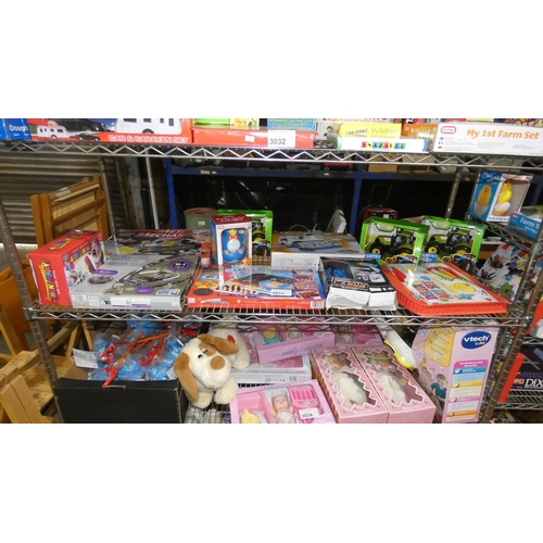 3033 - A quantity of various toys / games. Contents of 1 shelf