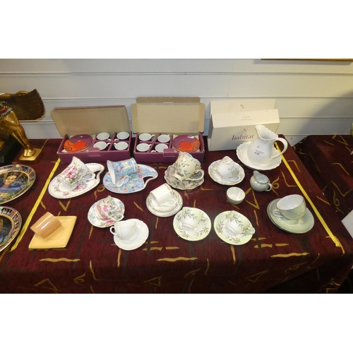 4159 - A collection of miscellaneous decorative tea cups and saucers