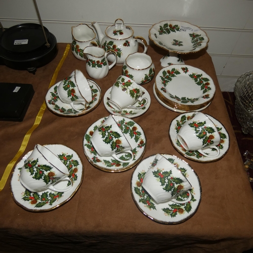 4163 - A quantity of Queens Holly patterned yuletide teaware