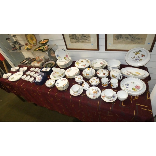 4165 - A large quantity of miscellaneous Royal Worcester Evesham and Pershore dinnerware