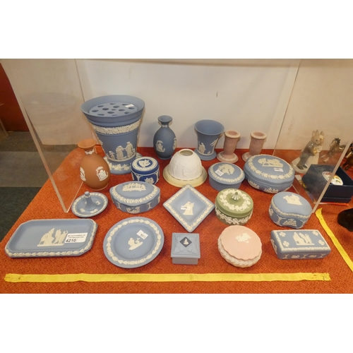4210 - Quantity of decorative blue, green and pink Wedgwood jasperware ornaments