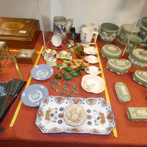 4229 - 2 coronation mugs, various Carlton ware saucers, Wedgwood saucers and a quantity of miscellaneous mi... 