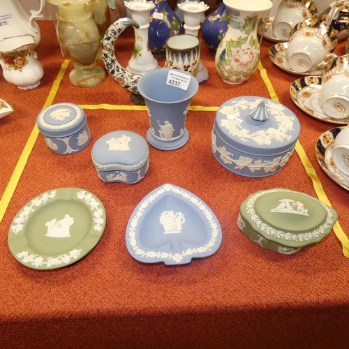 4237 - Quantity of blue and green Wedgwood jasperware ornaments