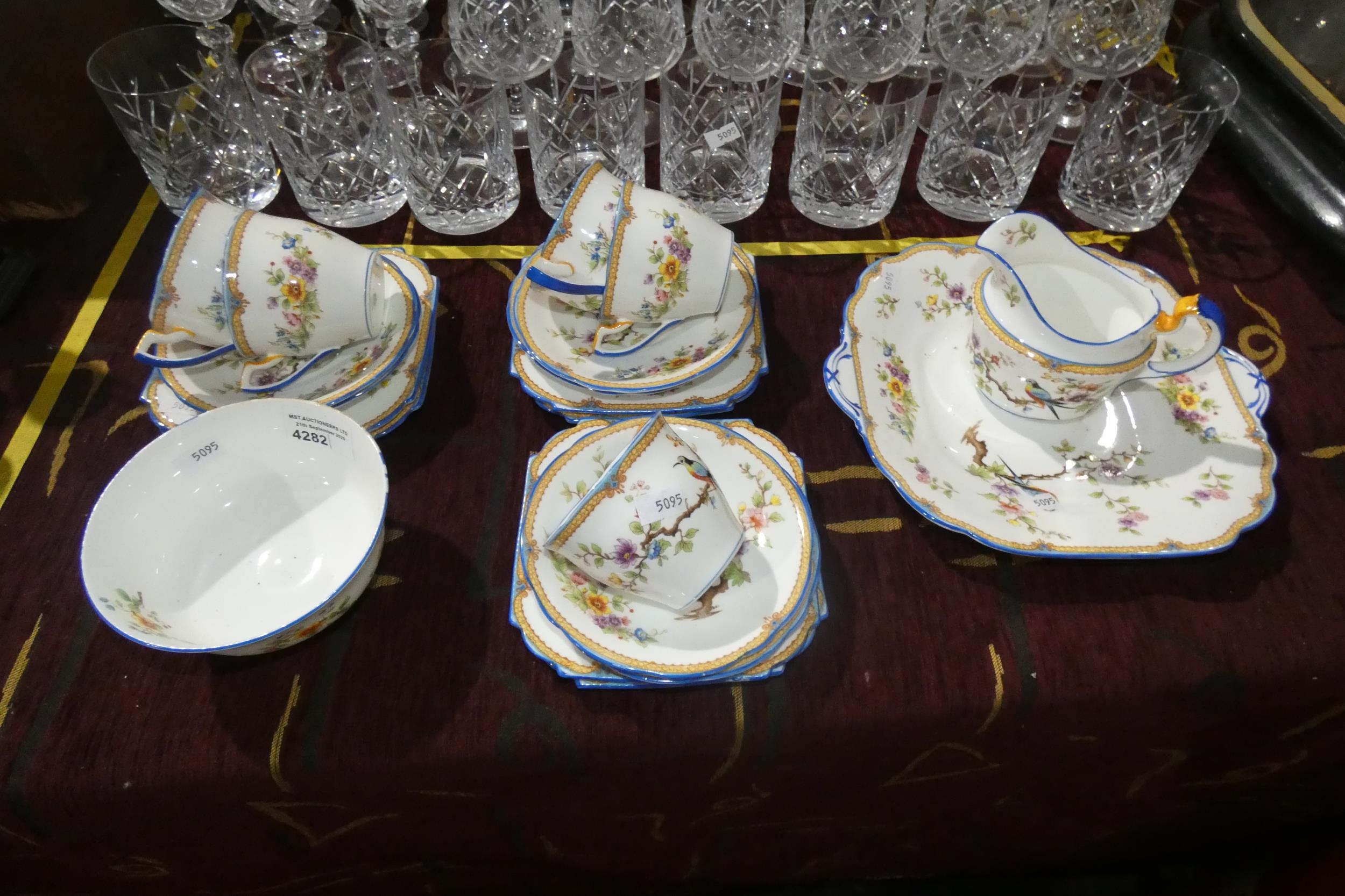 A 6 place setting floral patterned vintage Aynsley tea set