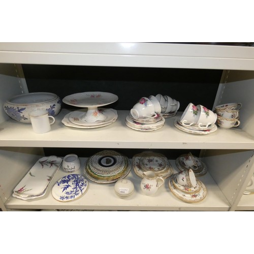 4084 - A part Noritake dinner service and a quantity of decorative dinnerware and ornaments (5 shelves)