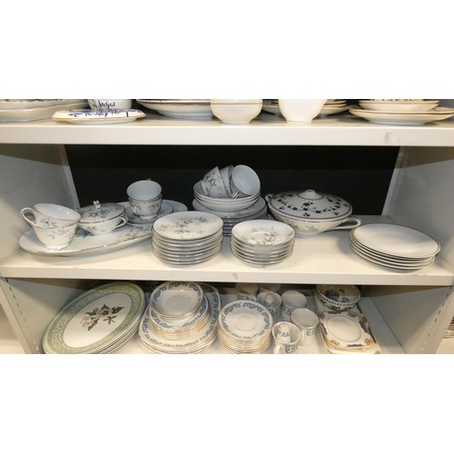 4084 - A part Noritake dinner service and a quantity of decorative dinnerware and ornaments (5 shelves)