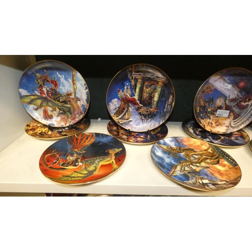 4091 - 22 decorative fantasy and animal pictorial wall plates (2 shelves)