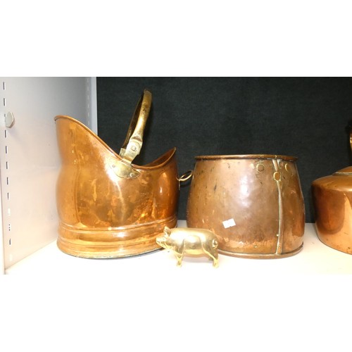 4095 - A copper coal helmet, a copper kettle, a copper bucket, a pair of brass candlesticks and a quantity ... 