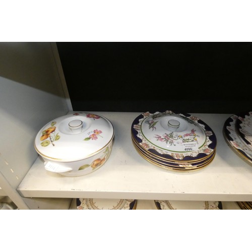 4098 - A quantity of vintage Wedgwood blue and white decorated dinnerware and a Royal Worcester tureen (2 s... 