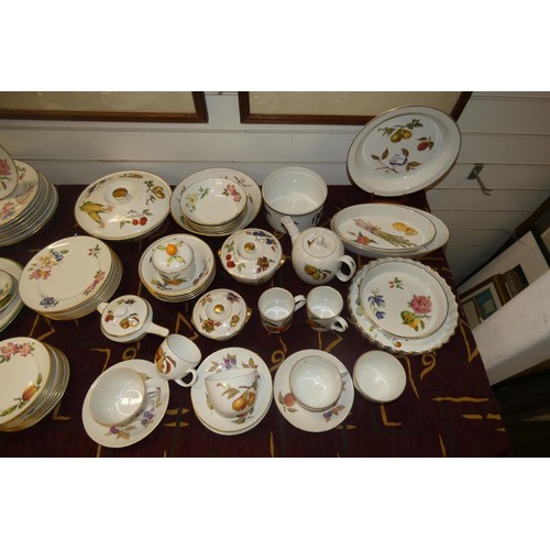4165 - A large quantity of miscellaneous Royal Worcester Evesham and Pershore dinnerware