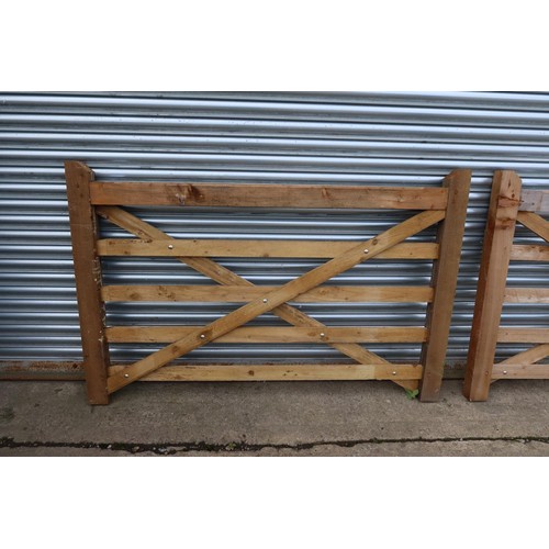 5550 - A wooden gate, width approx 6' / 1.8m