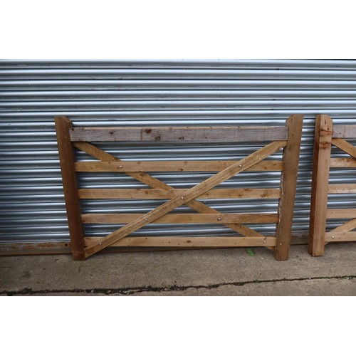 5550 - A wooden gate, width approx 6' / 1.8m