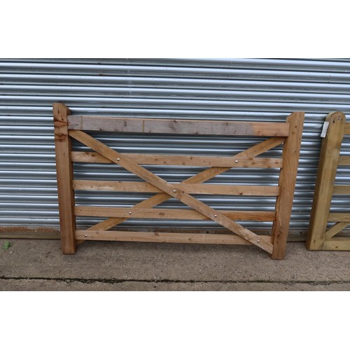 5551 - A wooden gate, width approx 6' / 1.8m