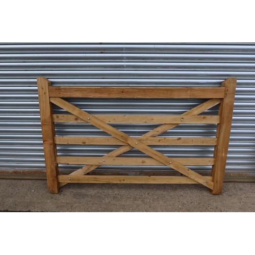 5551 - A wooden gate, width approx 6' / 1.8m