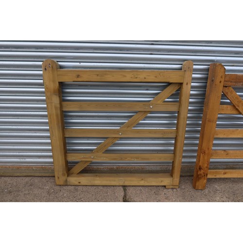 5552 - A wooden gate, width approx 4' / 1.2m