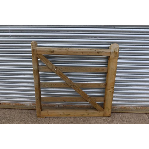 5552 - A wooden gate, width approx 4' / 1.2m