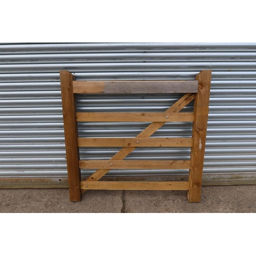 5553 - A wooden gate, width approx 4' / 1.2m