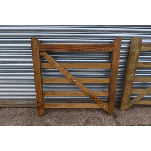 5553 - A wooden gate, width approx 4' / 1.2m