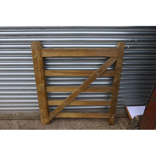 5554 - A wooden gate, width approx 3'7 / 1.1m