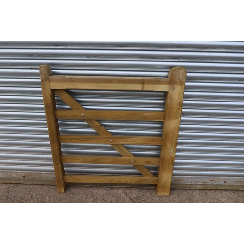 5554 - A wooden gate, width approx 3'7 / 1.1m