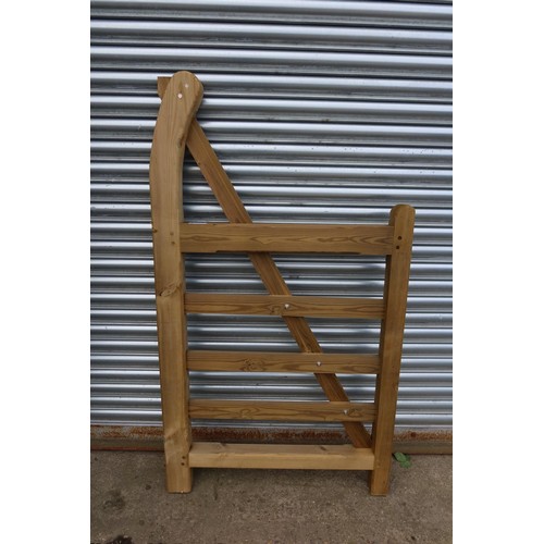 5555 - A wooden turned heel gate, width approx 3' / 90cm