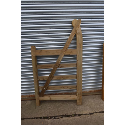 5555 - A wooden turned heel gate, width approx 3' / 90cm