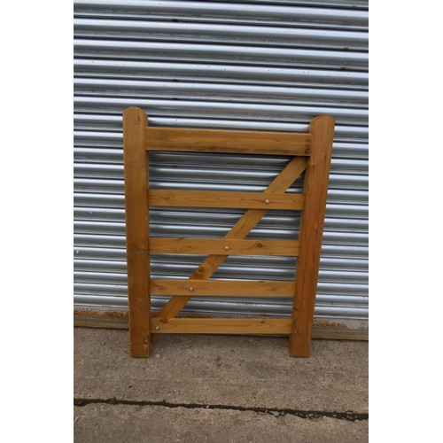 5556 - A wooden gate, width approx 3' / 90cm