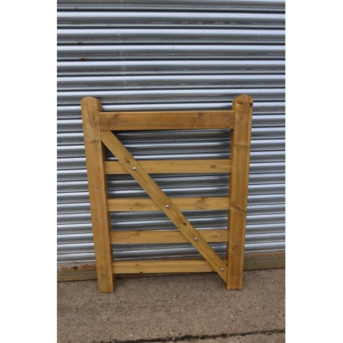 5556 - A wooden gate, width approx 3' / 90cm