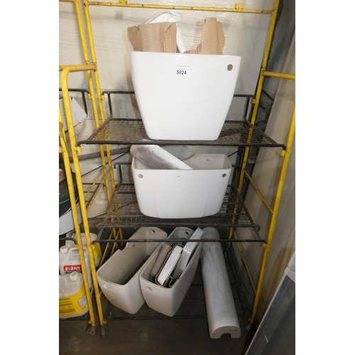 5024 - 4 various white ceramic cisterns and 1 pedestal. Contents of 1 bay / 3 shelves