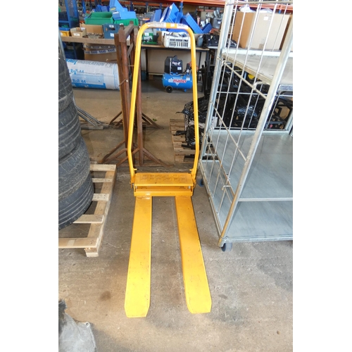 5035 - A portable folding hand pallet truck type ML0308 (leverage type, not hydraulic)