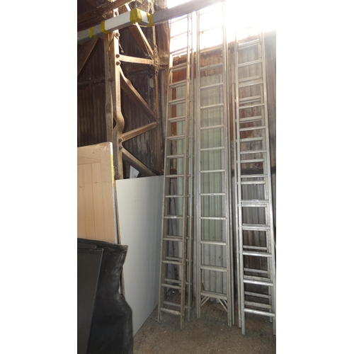 5061 - An aluminum double extending ladder (2 x 16 rung)