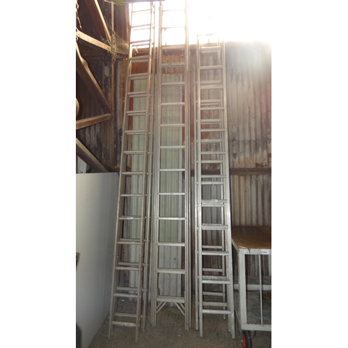 5062 - An aluminum double extending ladder (2 x 14 rung)