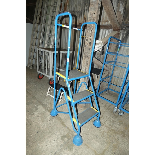 5068 - A set of blue metal warehouse steps (3 tread)