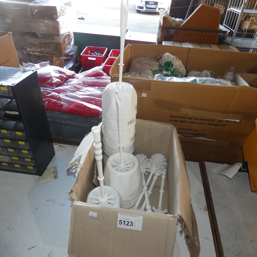 5123 - 1 box containing 7 x toilet brushes