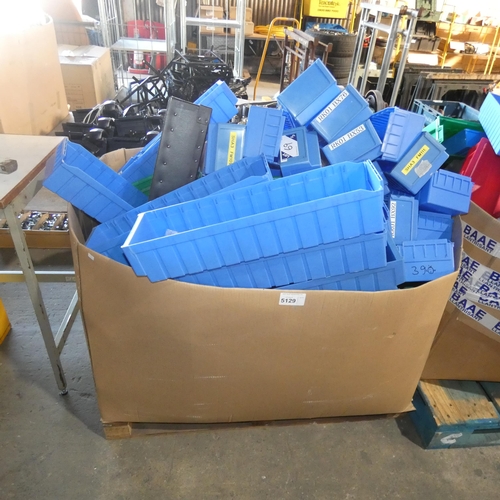 5129 - 1 pallet containing a quantity of various type plastic storage bins