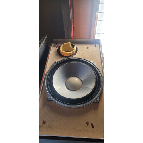 3355 - A pair of Leak Sandwich loud speakers 15 OHMS, a Variscope 2 stereo amplifier and an FM through line... 