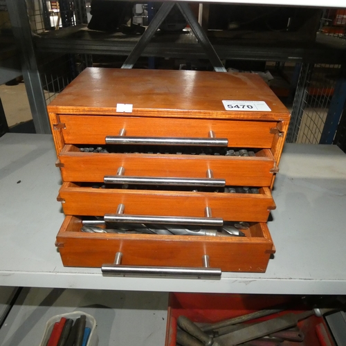 5470 - A wooden four drawer cabinet containing a quantity of various drill bits