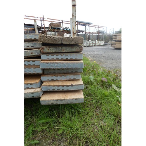 5578 - 8 scaffold boards measuring approx 3.9m (first stack)