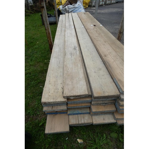 5581 - 8 scaffold boards measuring approx 3.9m (fourth stack)