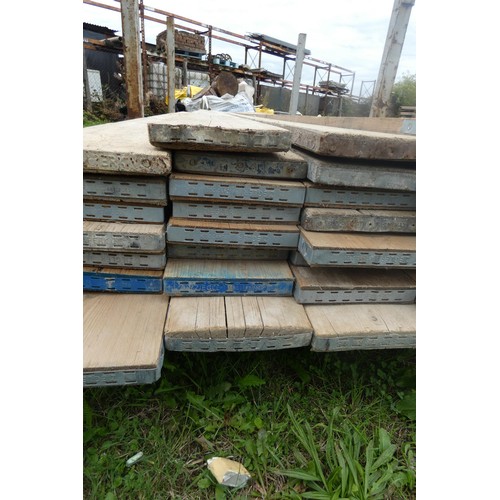 5581 - 8 scaffold boards measuring approx 3.9m (fourth stack)