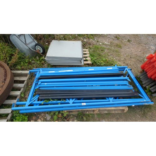 5599 - A run of 3 bays (4 uprights) of blue / black metal boltless stores type racking comprising 4 x uprig... 