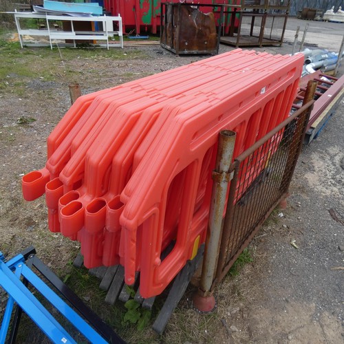 5600 - 10 orange plastic barriers, contents of 1 stillage which is not included