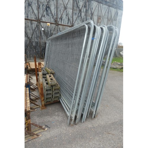 5664 - 20 Heras fencing panels and 19 rubber feet, contents of 1 stillage which is not included