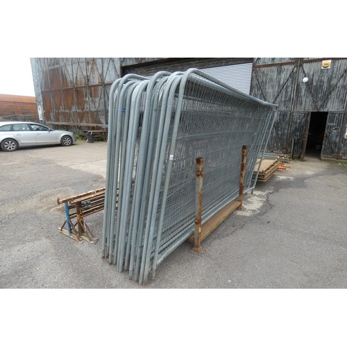 5664 - 20 Heras fencing panels and 19 rubber feet, contents of 1 stillage which is not included