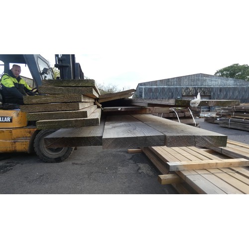 5604 - A quantity of various timber to include 20cm x 3cm, 27cm x 2cm and 25cm x 5cm etc. Lengths vary up t... 