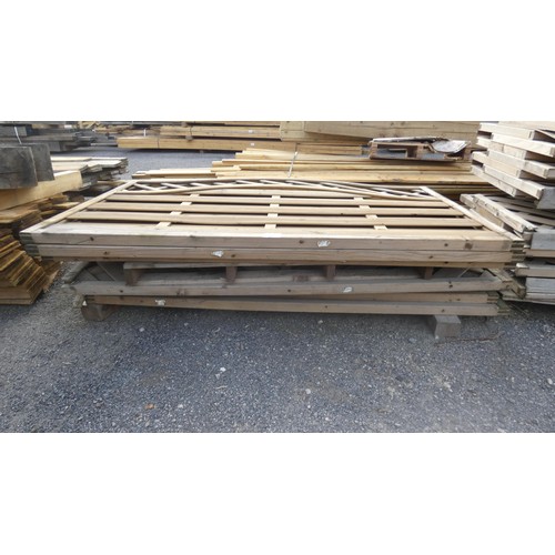 5608 - 3 fence panels with a trellis top, measuring approx 1.8m wide x 1.2m high to the tallest point and 4... 