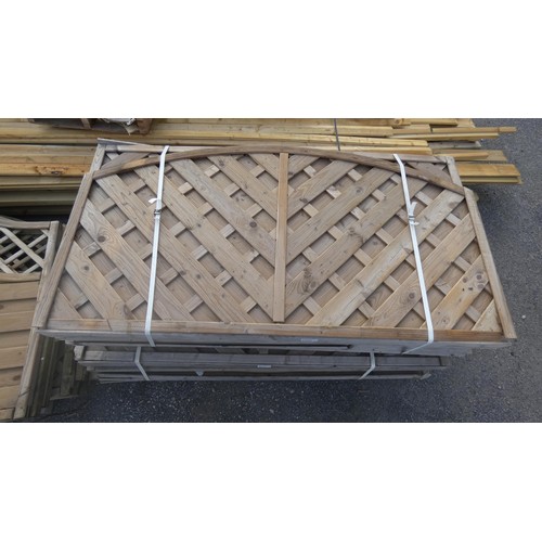 5609 - 8 trellis panels measuring approx 1.8m wide x 93cm high (top stack)