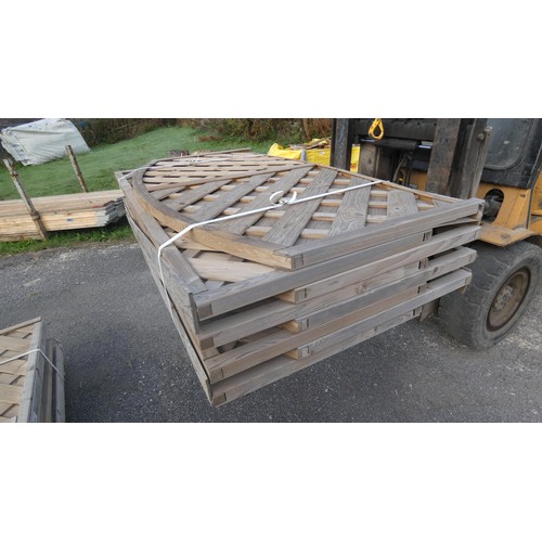 5609 - 8 trellis panels measuring approx 1.8m wide x 93cm high (top stack)