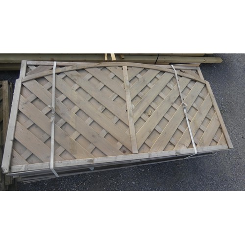 5610 - 8 trellis panels measuring approx 1.8m wide x 93cm high (bottom stack)