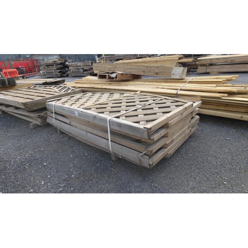 5610 - 8 trellis panels measuring approx 1.8m wide x 93cm high (bottom stack)